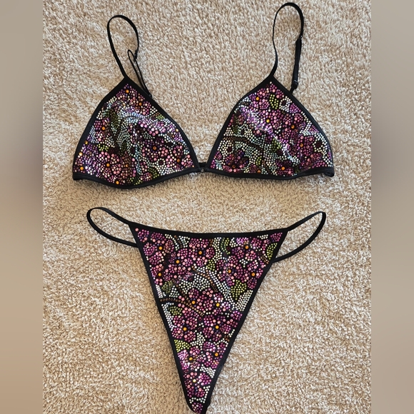 Victoria's Secret Swarovski Bra and V-string Panty - Picture 8 of 8